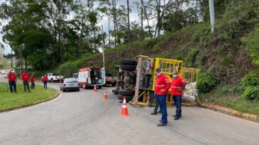 caminhao-tomba-na-rotatoria-do-bairro-areao-em-itabira