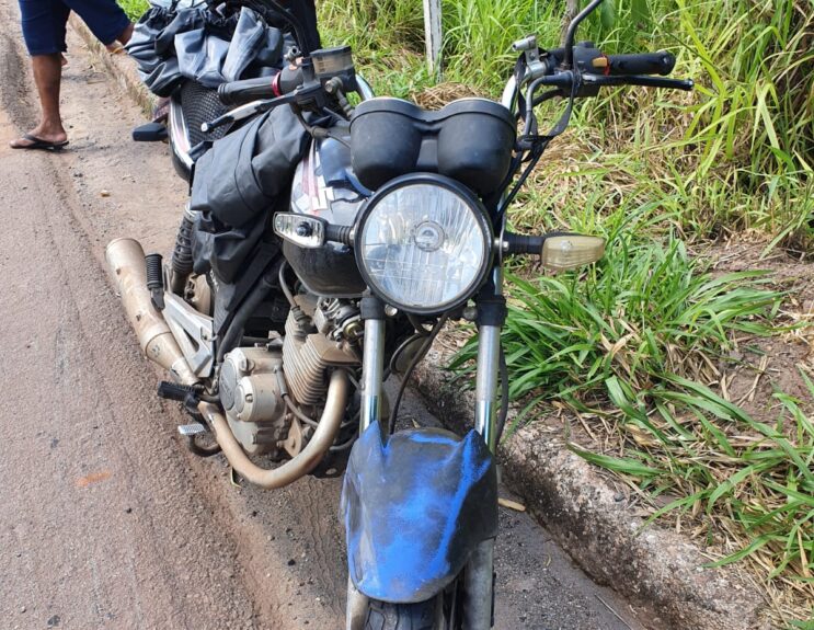 motociclista-sofre-fratura-ao-colidir-na-traseira-de-um-carro