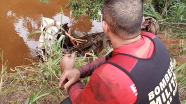 bombeiros-conseguem-retirar-o-caminhao-do-rio-piracicaba