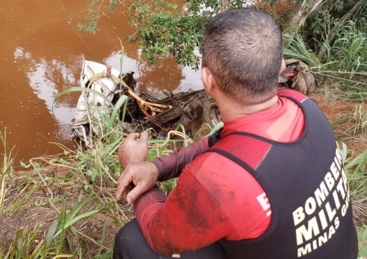 bombeiros-conseguem-retirar-o-caminhao-do-rio-piracicaba