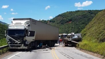colisao-entre-carreta-e-caminhao-interdita-rodovia-mgc-120