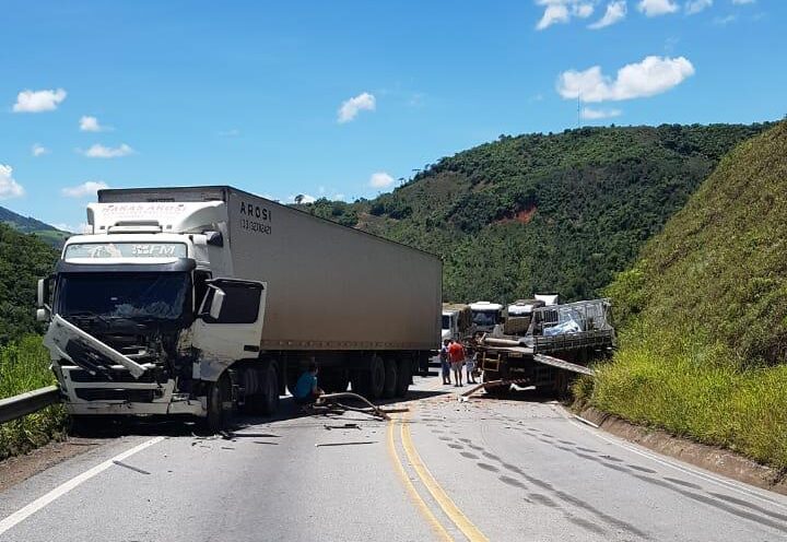 colisao-entre-carreta-e-caminhao-interdita-rodovia-mgc-120