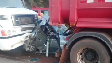 carro-fica-prensado-entre-carretas-na-br-381-em-sabara