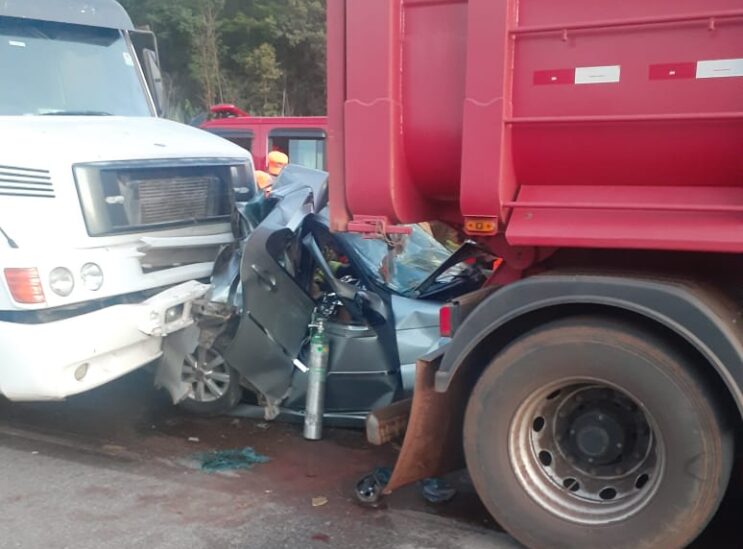carro-fica-prensado-entre-carretas-na-br-381-em-sabara