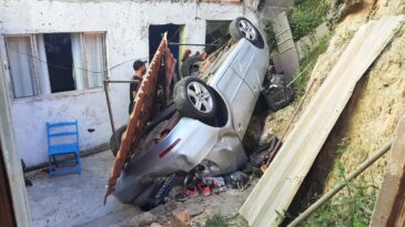 carro-despenca-de-barranco-e-atinge-residencia-em-itabira