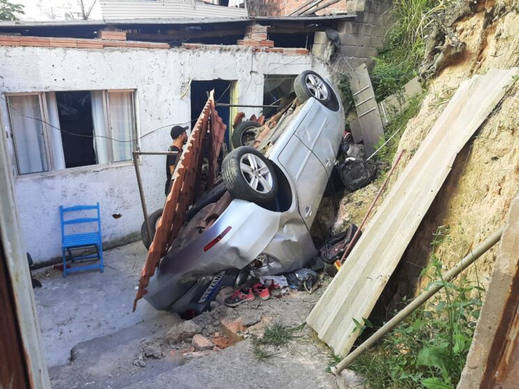 carro-despenca-de-barranco-e-atinge-residencia-em-itabira