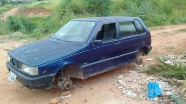 fiat-uno-furtado-e-encontrado-sem-as-rodas-em-itabira