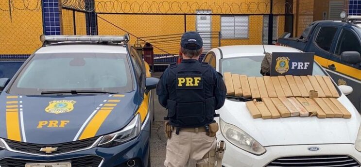 prf-apreende-de-25kg-de-maconha-em-carro-roubado