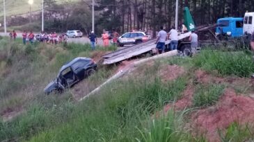 carro-furtado-e-encontrado-capotado-em-ribanceira