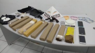 pm-apreende-revolver-barras-de-maconha-e-cocaina-em-itabira