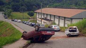 escort-sem-freio-capota-apos-bater-em-carro-estacionado