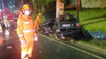 dois-homens-morrem-apos-carro-colidir-contra-um-poste