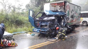 colisao-frontal-deixa-motorista-preso-as-ferragens-em-caete