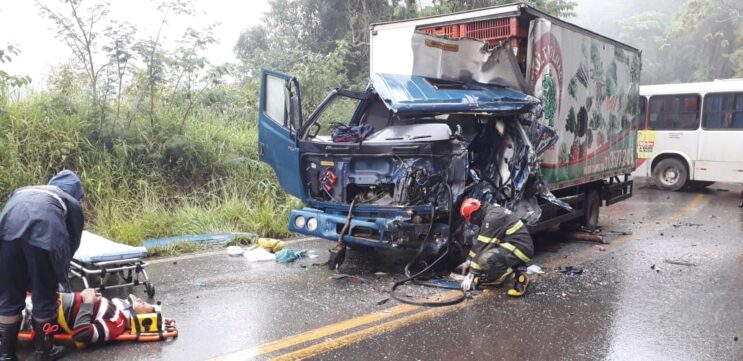 colisao-frontal-deixa-motorista-preso-as-ferragens-em-caete