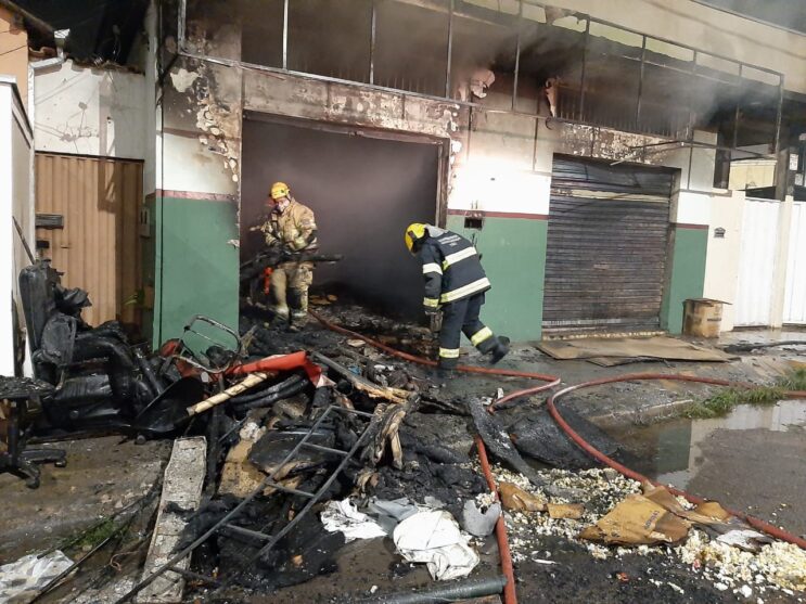 incendio-em-capotaria-mobiliza-bombeiros-em-itabira