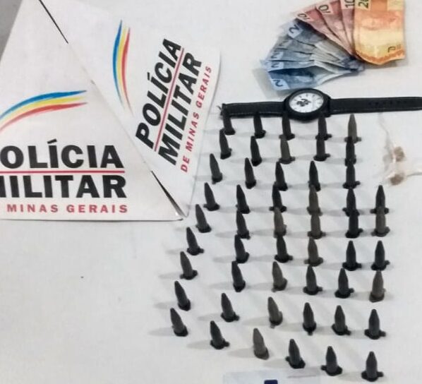 tatico-movel-apreende-pinos-de-cocaina-em-itabira