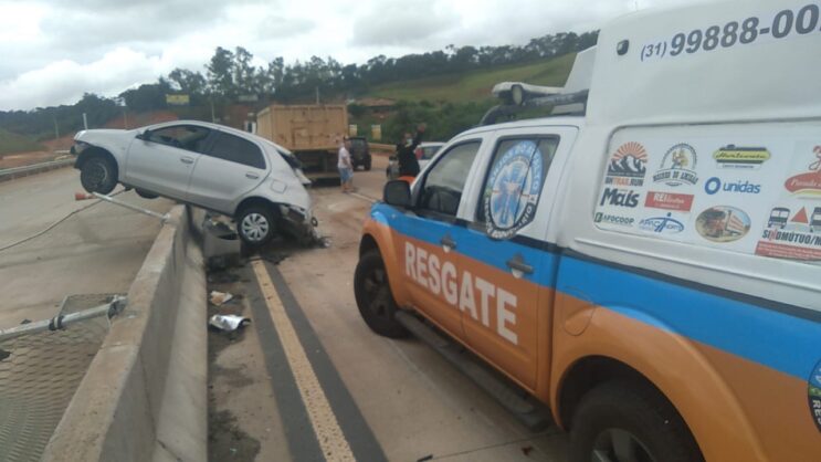 carreta-causa-engavetamento-com-cinco-veiculos-na-br-381