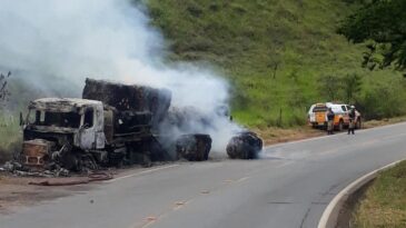 carreta-fica-destruida-ao-pegar-fogo-na-estrada-de-nova-era