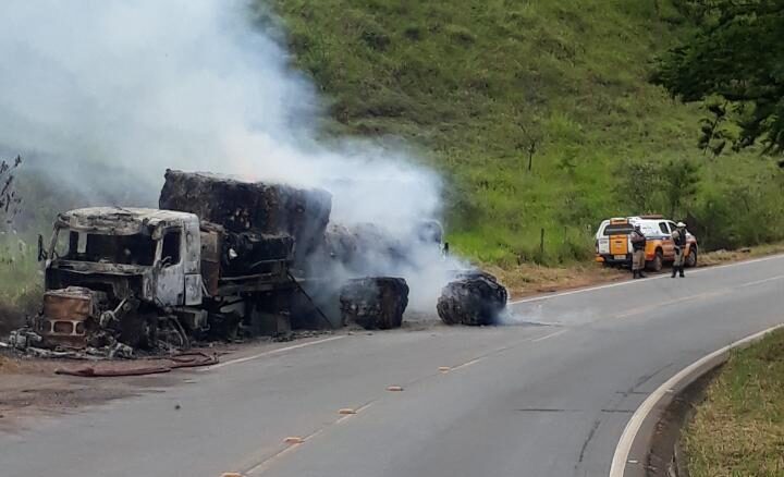 carreta-fica-destruida-ao-pegar-fogo-na-estrada-de-nova-era