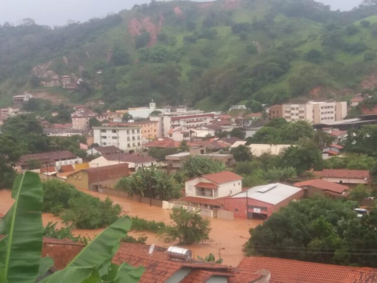 chuva-causa-destruicao-e-deixa-pessoas-ilhadas-em-santa-maria-de-itabira