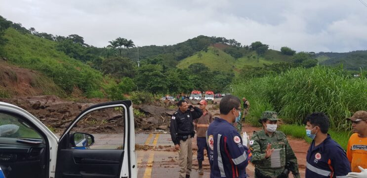Rodovia de acesso à Santa Maria estão interditadas