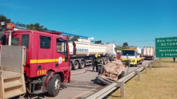 fiat-uno-capota-com-cinco-pessoas-na-br-040