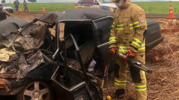 motorista-fica-preso-as-ferragens-em-acidente-na-mgc-154