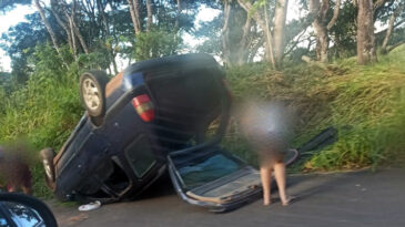 carro-capota-com-quatro-pessoas-na-estrada-do-candidopolis