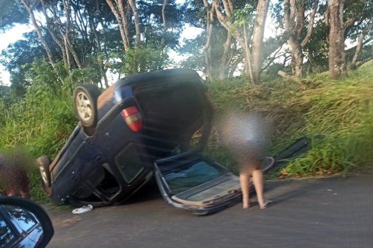 carro-capota-com-quatro-pessoas-na-estrada-do-candidopolis