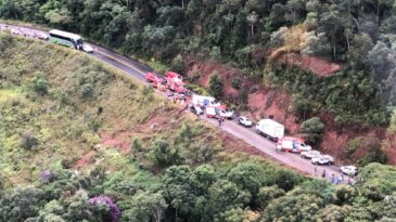 onibus-com-28-pessoas-cai-em-ribanceira-no-distrito-de-ouro-preto