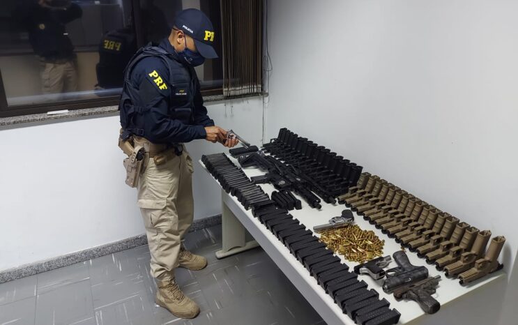 prf-apreende-pistolas-revolveres-e-fuzis-em-minas-gerais