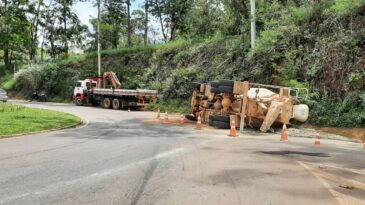 caminhao-betoneira-tomba-na-rotatoria-do-areao-em-itabira