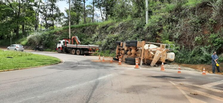 caminhao-betoneira-tomba-na-rotatoria-do-areao-em-itabira