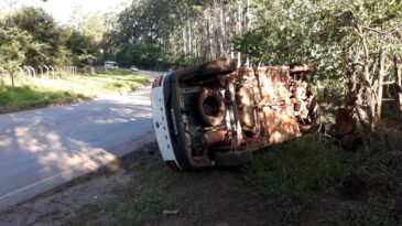 saveiro-tomba-na-estrada-cento-e-cinco-em-itabira