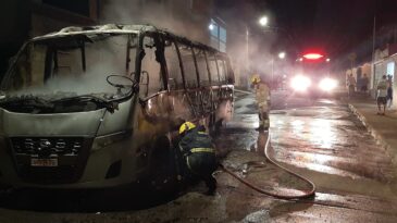 incendio-destroi-micro-onibus-estacionado-no-valenca