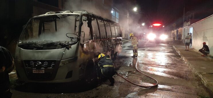 incendio-destroi-micro-onibus-estacionado-no-valenca