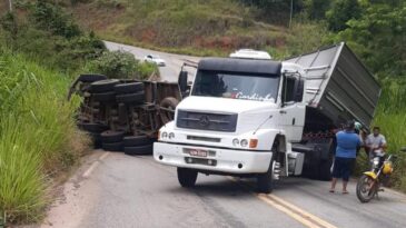 acidente-com-carreta-interdita-estrada-do-forninho