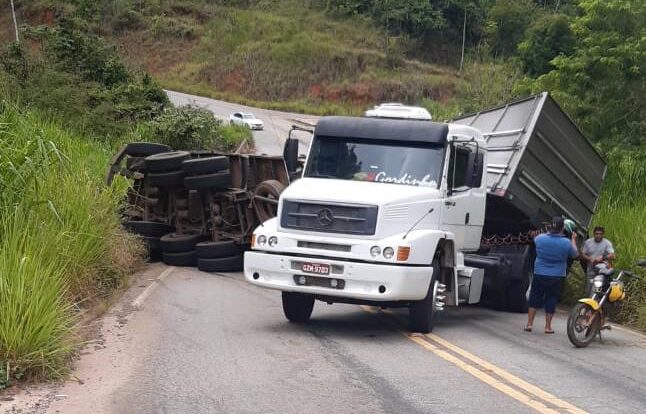 acidente-com-carreta-interdita-estrada-do-forninho