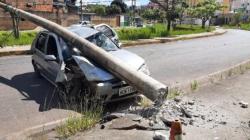 carro-bate-e-derruba-poste-na-avenida-li-guerra
