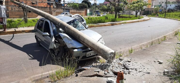 carro-bate-e-derruba-poste-na-avenida-li-guerra