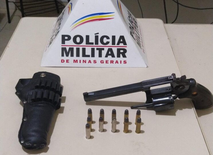 mulher-e-detida-apos-policia-encontrar-revolver-em-timoteo