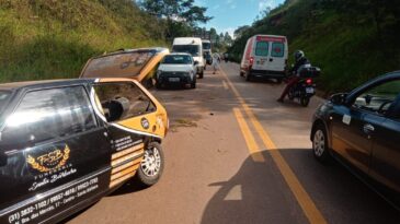 carro-de-funeraria-capota-na-mg-129-em-catas-altas