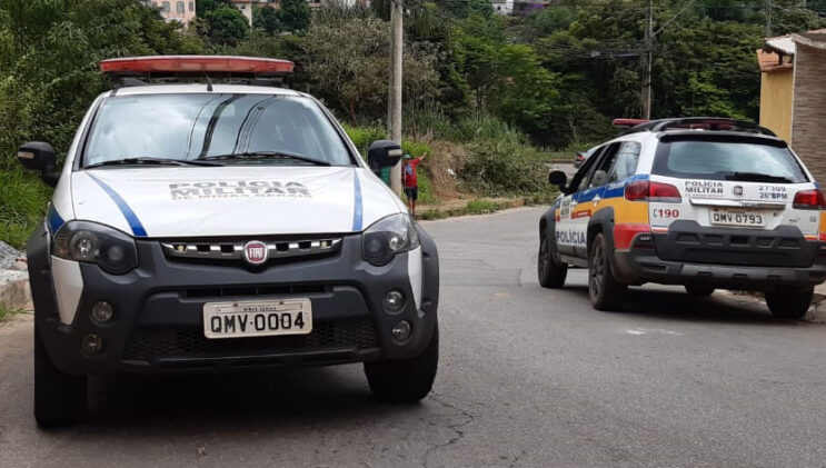mulher-tem-o-carro-roubado-em-frente-a-farmacia-de-minas-no-fenix