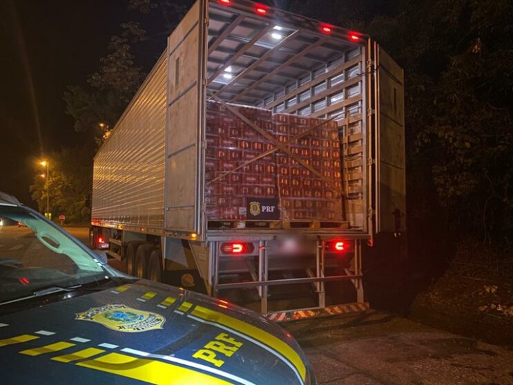 carreta-com-carga-de-cerveja-irregular-e-apreendida-pela-prf