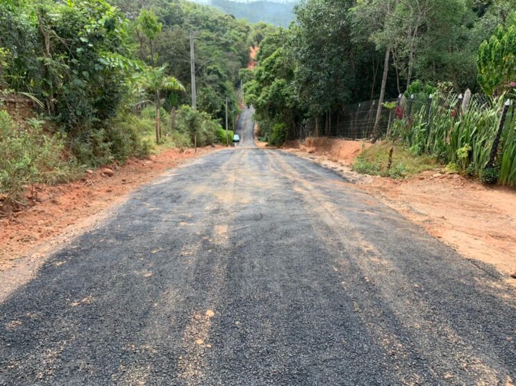 prefeito-visita-obras-de-asfaltamento-nas-estradas-rurais-de-itabira