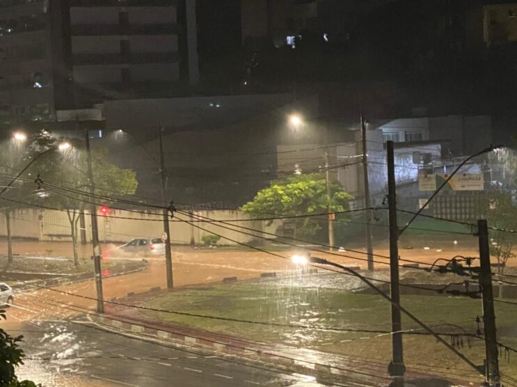 forte-chuva-causa-alagamento-em-varios-pontos-da-cidade