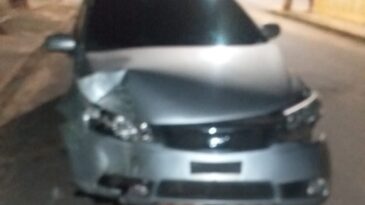 motorista-abandona-carro-apos-bater-em-poste-na-avenida-central