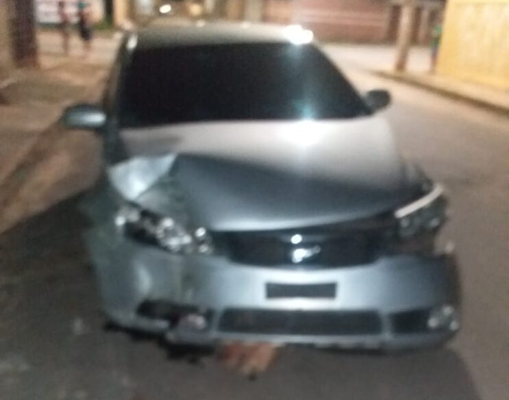 motorista-abandona-carro-apos-bater-em-poste-na-avenida-central