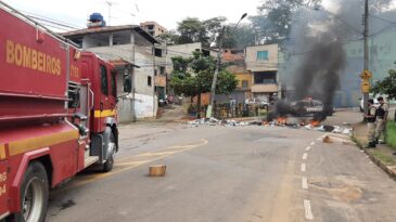 moradores-fazem-protesto-pela-falta-de-energia-e-acumulo-de-lixo-no-sao-bento