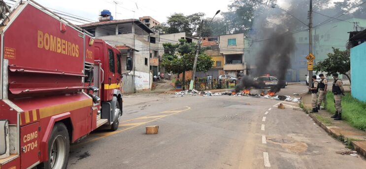 moradores-fazem-protesto-pela-falta-de-energia-e-acumulo-de-lixo-no-sao-bento